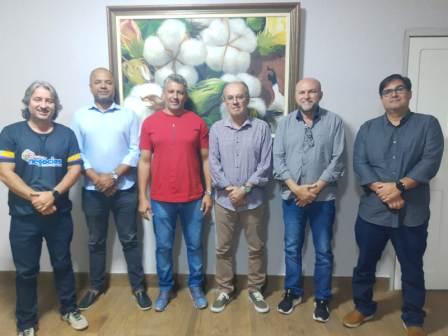 Prefeito em exercício Nal Azevedo e secretário Fabrício Lopes se reúnem com autoridades de Vitória da Conquista durante a Feira de Negócios