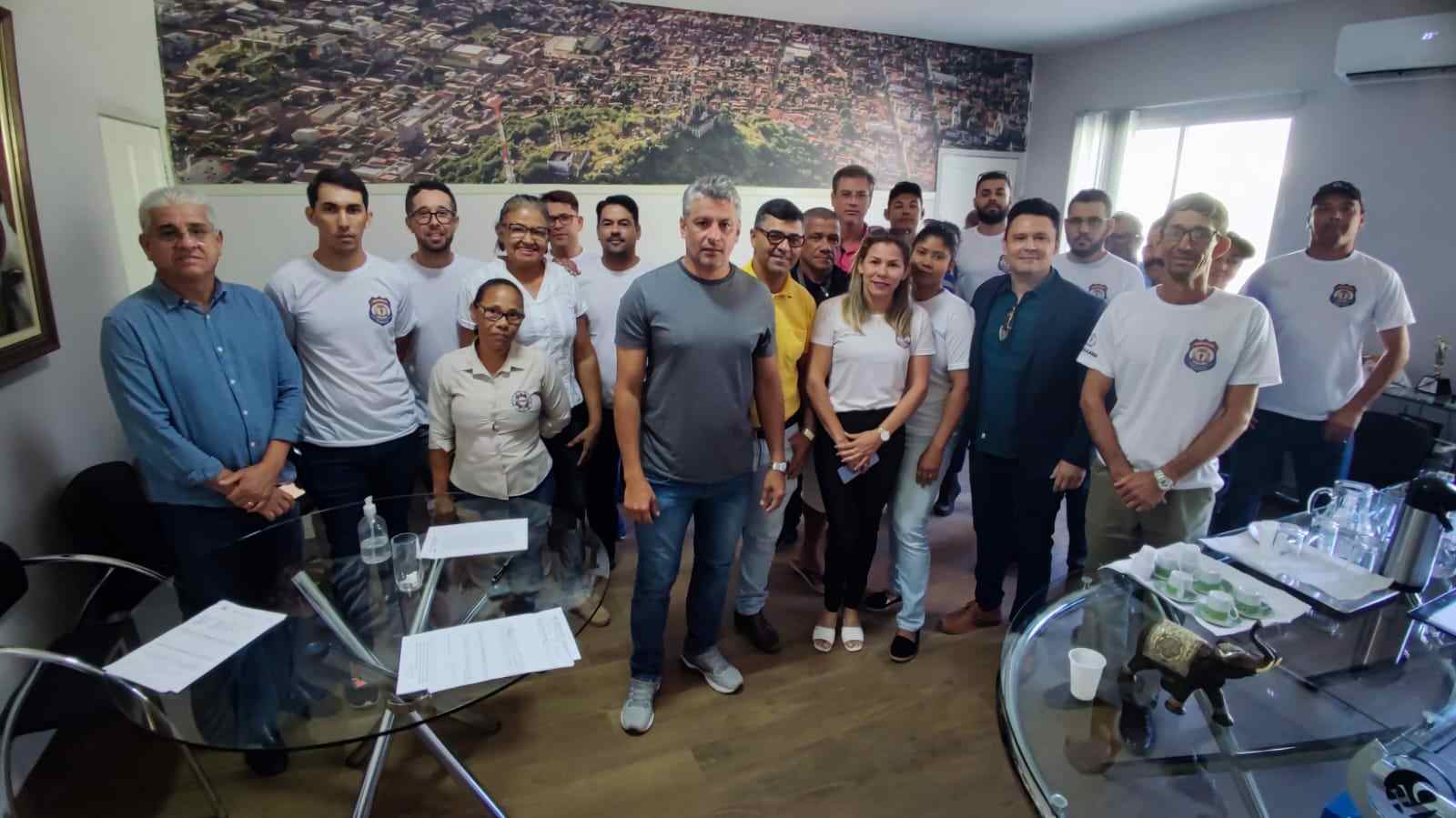 Prefeito em exercício Nal Azevedo se reúne e dialoga com sindicato e agentes de trânsito e atende reivindicação da categoria