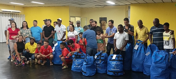 Secretaria de Esportes de Guanambi entrega kits esportivos para escolinhas de futebol, basquete e vôlei credenciadas