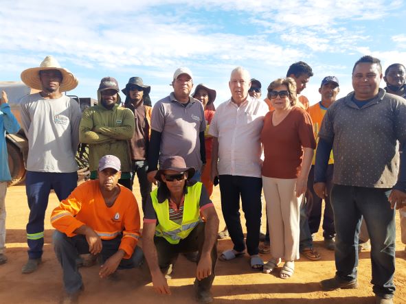 Prefeito Nilo Coelho visita obras de pavimentação da Avenida Centenário