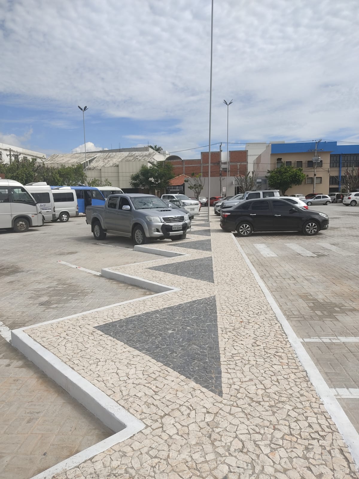 A CONSTRUÇÃO DO ESTACIONAMENTO PÚBLICO, LOCALIZADO NA PRAÇA JOSÉ FERREIRA CENTRO, GUANAMBI-BA
